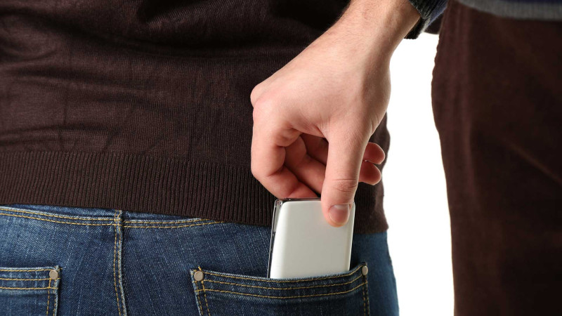 Nəsimi rayonunda vətəndaşın telefonu və pulu talanıb
