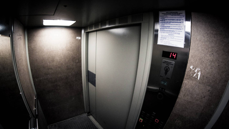 Səbaildə sakin liftdə qalıb