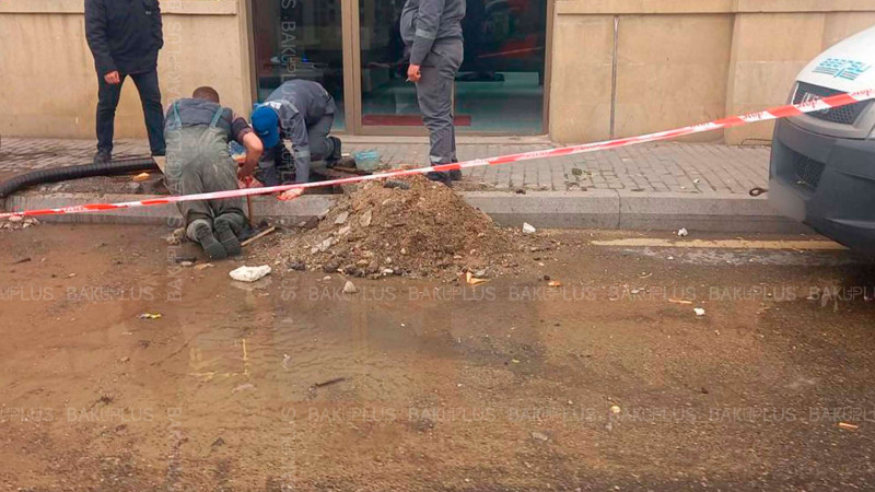 Badamdar şosesində “Azərsu” təmir işləri aparır