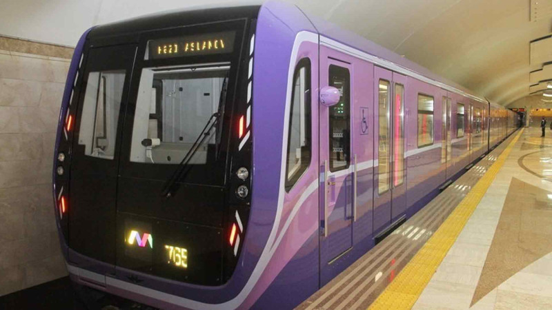 Metroda sərnişin qatar xəttinə yıxılıb