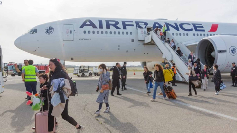 Osaka-Paris reysi ilə uçan təyyarə Bakıda qəzalı eniş edib