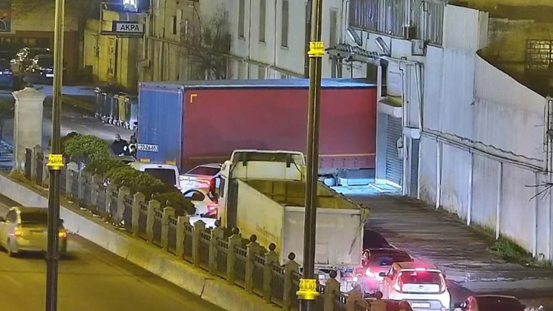 Yasamalda yük maşını avtomobil yolunda sıxlıq yaradıb