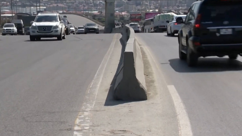 Zabrat–Balaxanı yolunda beton maneələr təhlükə yaradır – VİDEO