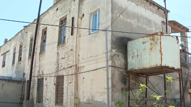 Balaxanıda 126 yaşlı qəzalı binada 18 ailə yaşayır