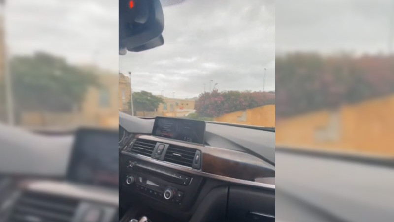Azadlıq prospektində “BMW” markalı avtomobil bordürə çarpılıb – VİDEO