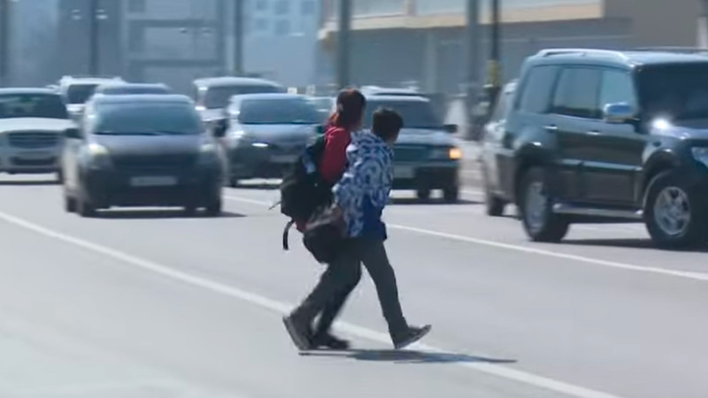 Babək prospektində sakinlər yolu keçmək üçün özlərini ölümə atırlar – VİDEO