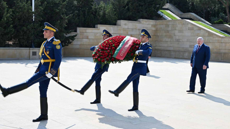 Aleksandr Lukaşenko Şəhidlər xiyabanına gedib