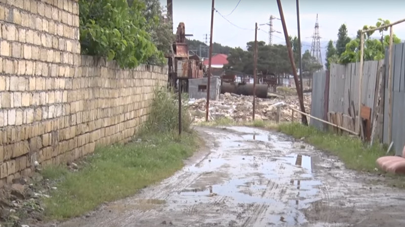 Xocəsən ana su xəttində sızma küçələri bərbad hala salıb