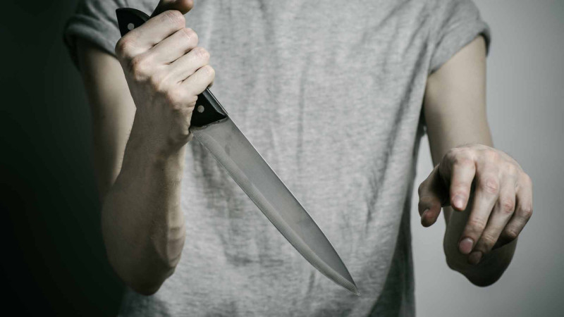 Bakıda kişi özünü bıçaqlayıb