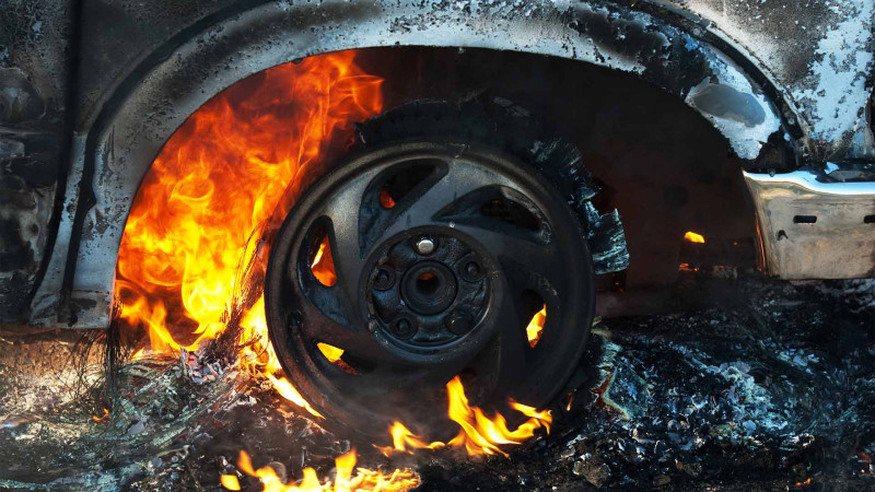 Sabunçu rayonunda “Nissan” markalı avtomobil yanıb