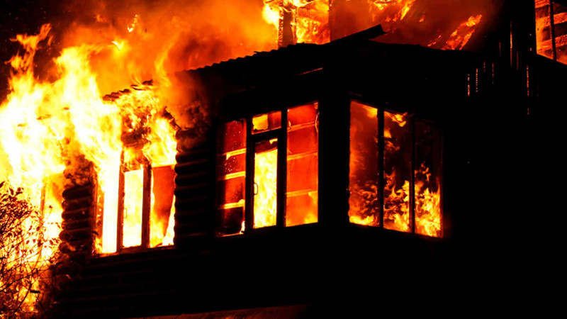 Binəqədi rayonunda ikimərtəbəli ev yanıb