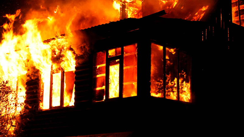 Sabunçu rayonunda ikimərtəbəli evdən yanğın olub