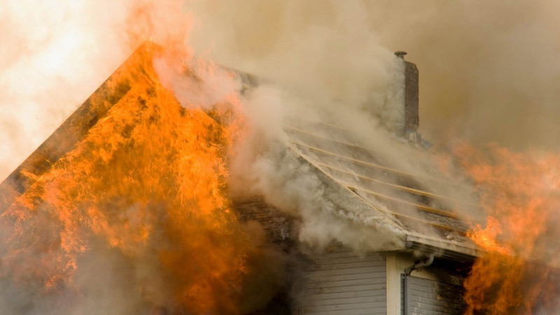 Sabunçuda birmərtəbəli ev yanıb