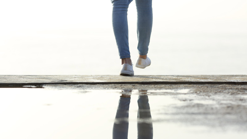 Səbaildə gənc qız özünü binadan atıb