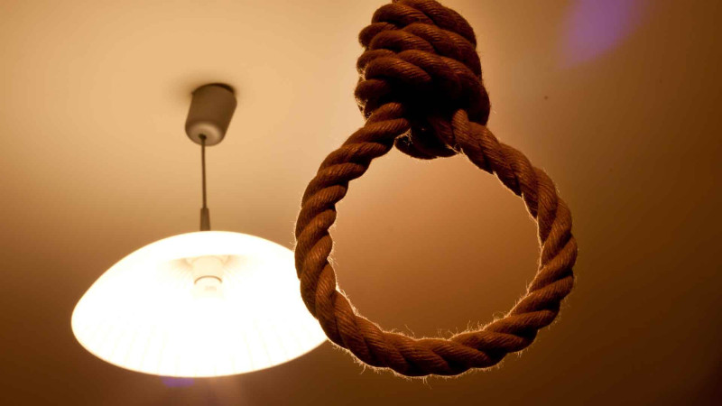 Yasamalda yaşlı kişi özünü asıb