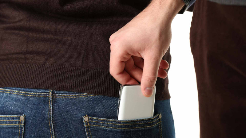 Səbaildə parkda telefon oğurlanıb