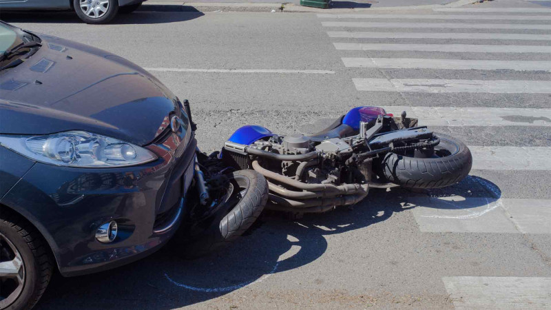 Xətai rayonunda motosiklet avtomobillə toqquşub