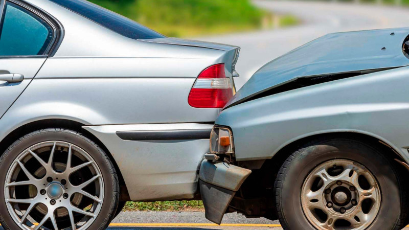 Yasamalda 2 avtomobil toqquşub