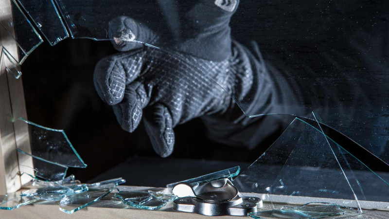 Nəsimi rayonunda mağazalardan 2900 manat oğurlanıb