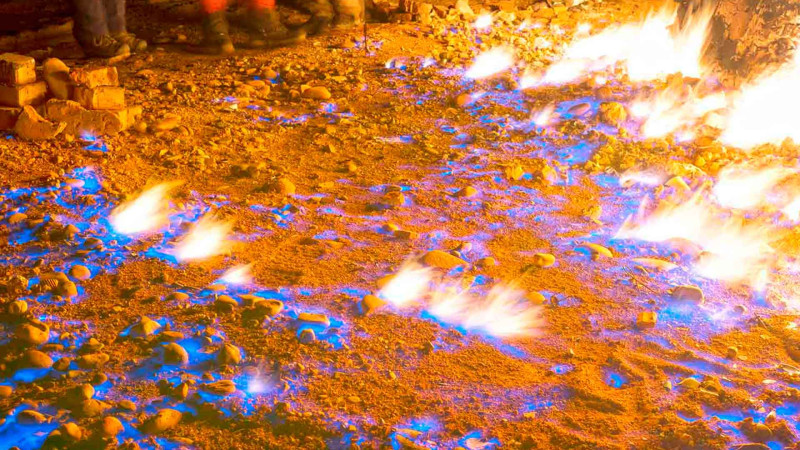 Səbaildə küçəyə tökülən neft məhsulu yanıb