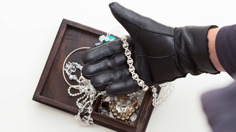 Hövsanda evdən qızıl-zinət əşyaları oğurlanıb