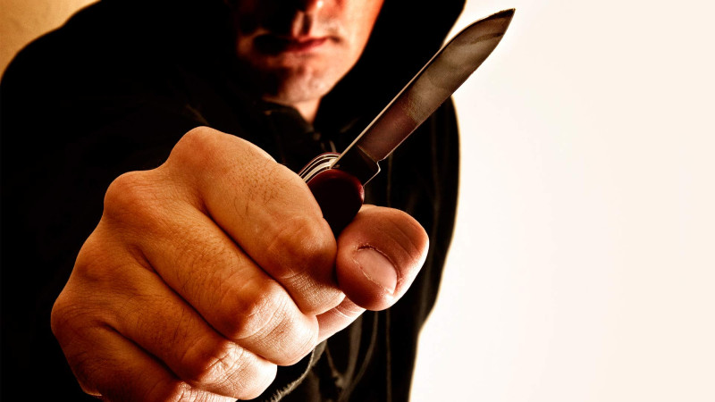 Sabunçuda oğlan nənəsi və həyat yoldaşını bıçaqlayıb