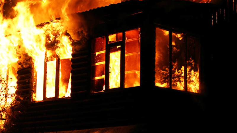 Sabunçuda birmərtəbəli evdə yanğın olub