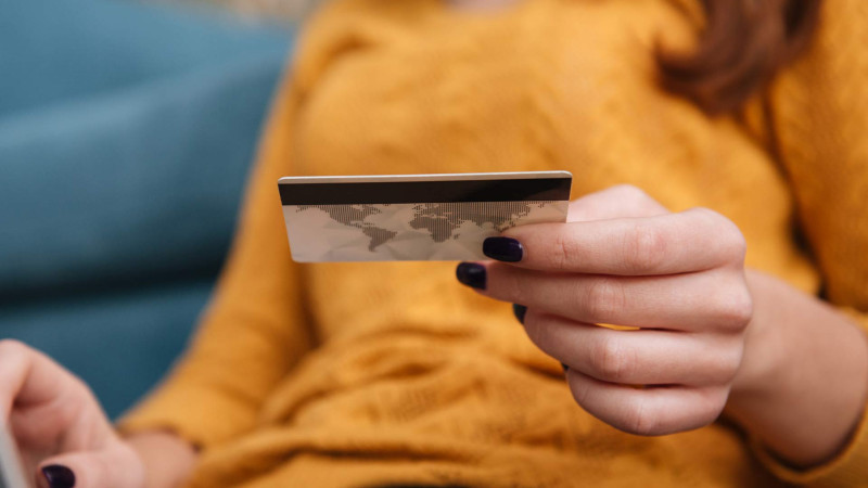 Yasamalda qadın bank kartından pul oğurlamaqda şübhəli bilinir