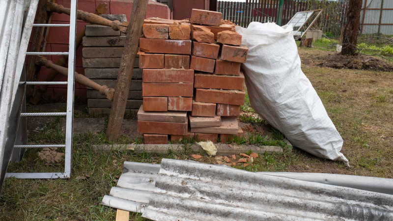 Buzovna qəsəbəsində həyətdən inşaat materialları oğurlanıb