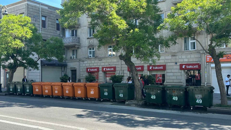 Puşkin küçəsində yeni zibil konteynerləri quraşdırılır