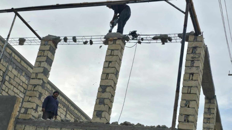 Qaradağda qanunsuz inşa olunan tikili sökülüb
