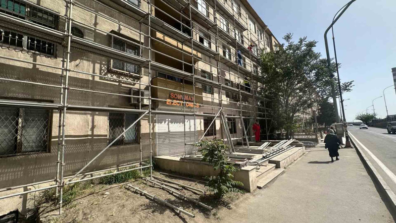 Nəsimi: Alı Mustafayev küçəsində bina təmir olunur