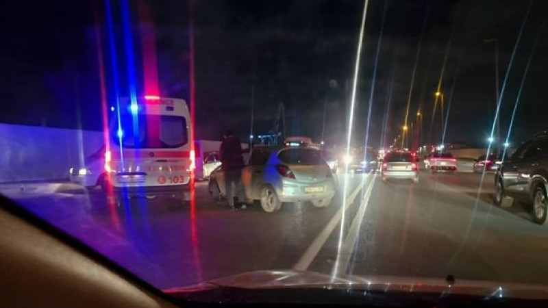 Sabunçuda təcili tibbi yardım maşını yol qəzasına düşüb