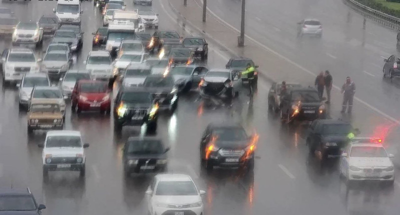 Böyükşor şosesində qəza sıxlığa səbəb olub