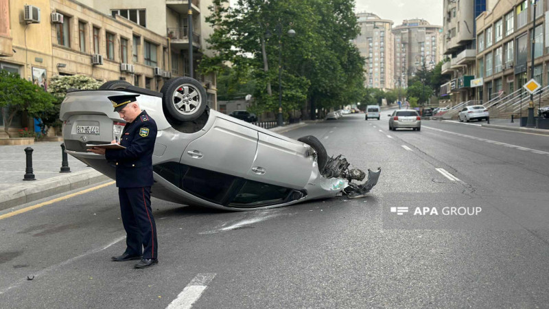 Bakının mərkəzində telefona baxan sürücü avtomobili aşırıb