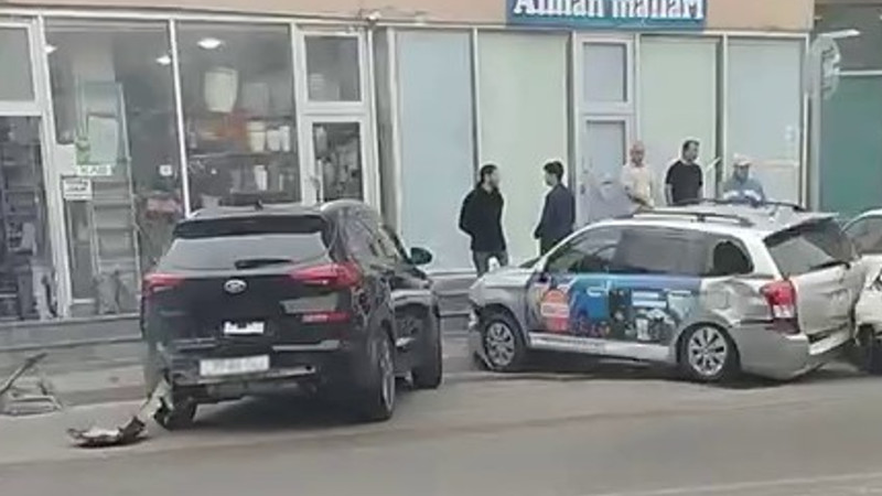 Səbaildə avtoqəza: 5 avtomobilə ziyan dəyib – VİDEO