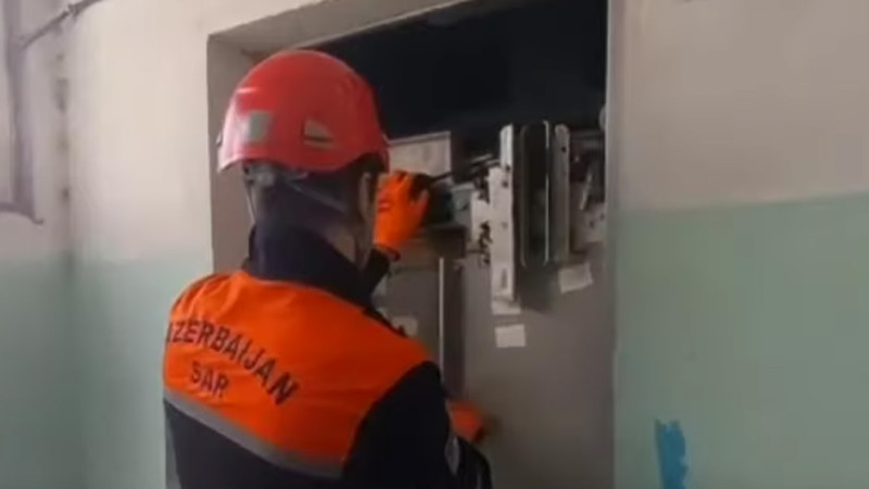Binəqədidə sakin liftdə köməksiz vəziyyətdə qalıb