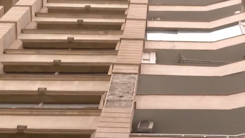 Nərimanovda yaşayış binası sakinlərə təhlükə yaradır - VİDEO