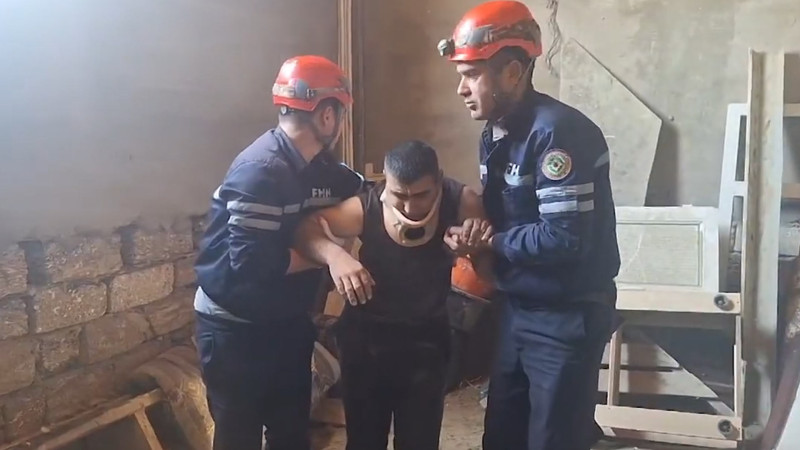 Türkanda kişi pəncərədən yıxılaraq köməksiz vəziyyətdə qalıb