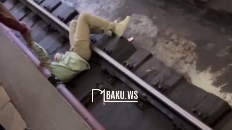 “Gənclik”də oğlan qatar yoluna düşüb