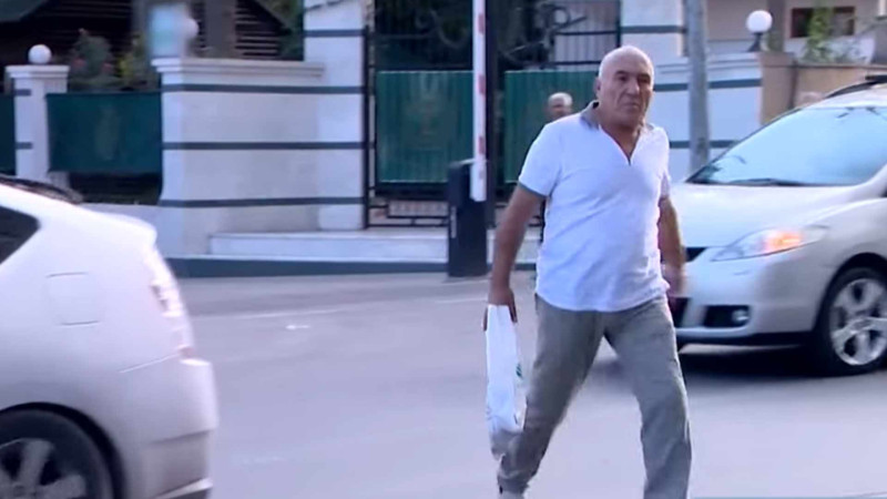 Avtomobillərdə piyadaya yol verən zaman qəza işığını yandırmaq qadağandır?