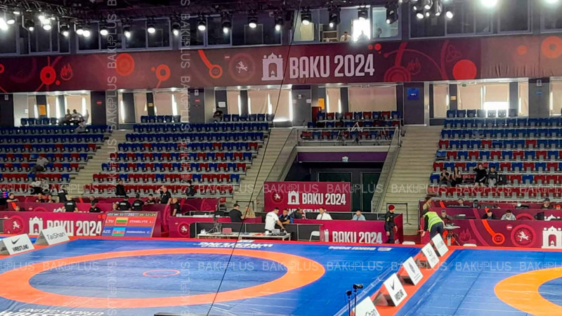 Bakı İdman Sarayında keçirilən çempionatda qadınlar çıxış edirlər