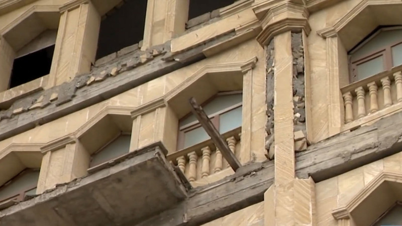 Xətaidə “Amay” ticarət mərkəzi “tökülür”