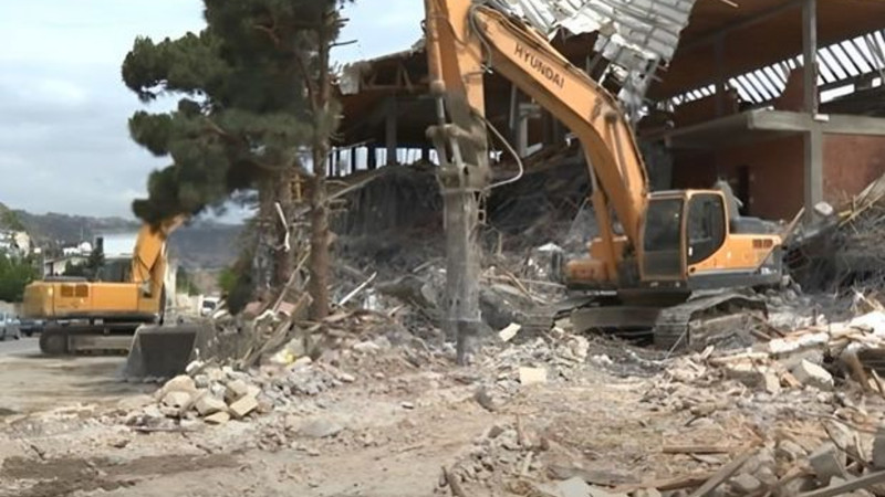 Bibiheybət məscidinin yanında hotel binası sökülür