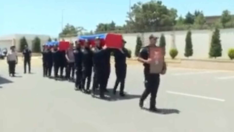 Bakıdakı silahlı insidentdə qətlə yetirilən polislərdən biri dəfn edilib