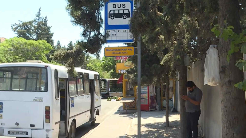 Nişanı var, özü yox: sərnişinlərin rahat durmaları üçün niyə dayanacaq pavilyonları quraşdırılmayıb? – VİDEO