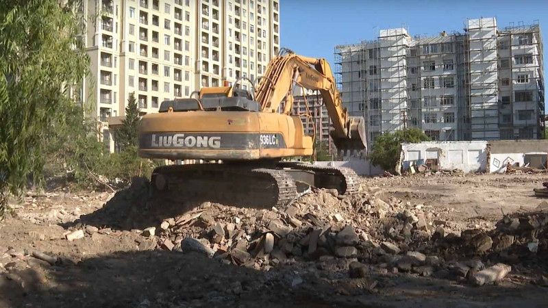 “Sevirəm” parkı genişlənir: köhnə tikililər sökülür – VİDEO