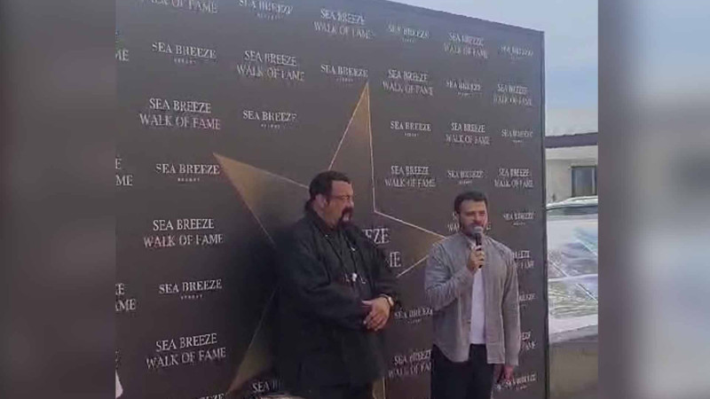 Məşhur aktyor Stiven Siqal Bakıdadır