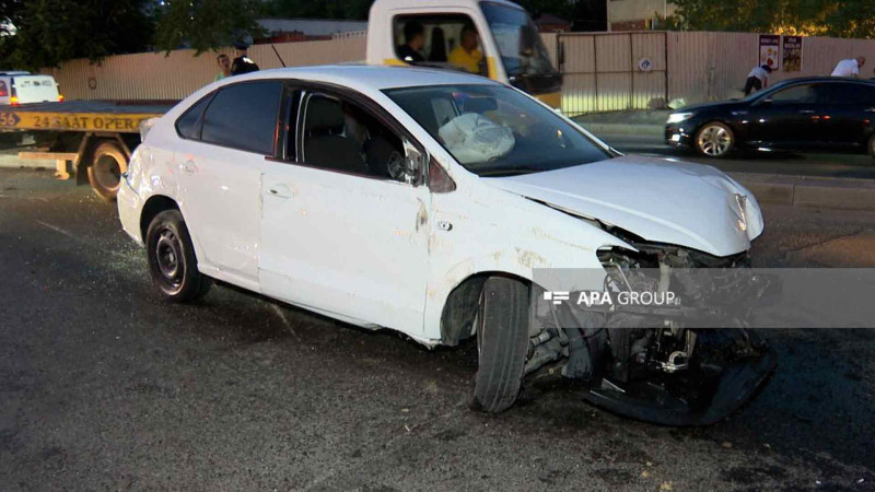 Nəsimidə avtomobil dirəyə çarpılıb: yaralı var