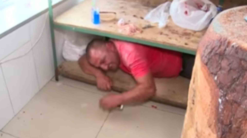 Bakıda reyd zamanı qəssab piştaxtanın altında gizlənib